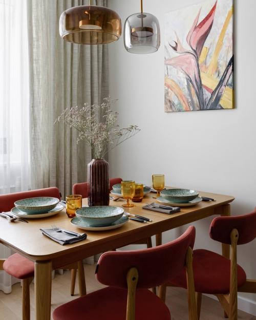 В этой квартире невозможно грустить - сочетание свежего зелёного и солнечного оранжевого задаёт настроение с первых шагов. 09