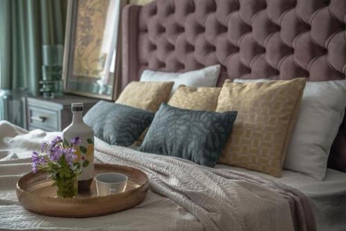 Квартира выглядит законченным цельным проектом, выдержанном в едином стиле, единой цветовой палитре. 05