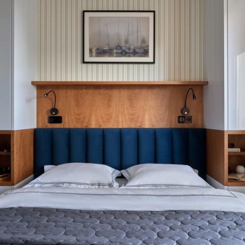 Этот дом словно вдохновлён морем: лаконичный, светлый, функциональный - и в то же время уютный. 06