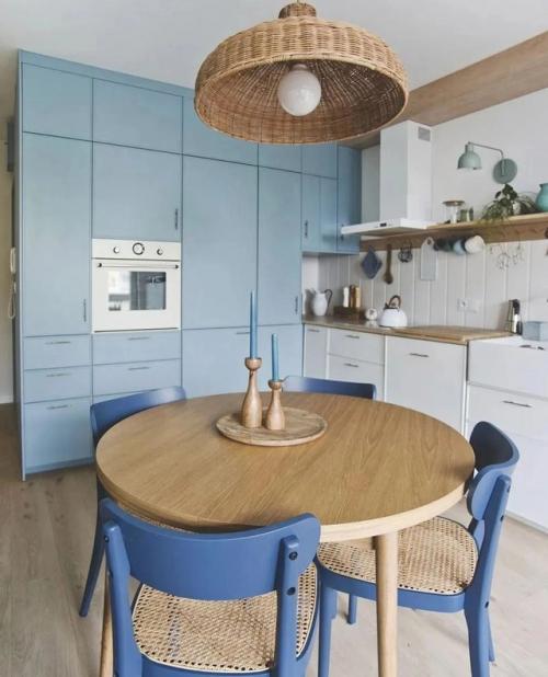 Здесь ключевую роль в интерьере сыграл именно синий - глубокий, спокойный, сдержанный. 09