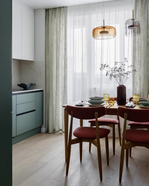 В этой квартире невозможно грустить - сочетание свежего зелёного и солнечного оранжевого задаёт настроение с первых шагов. 08