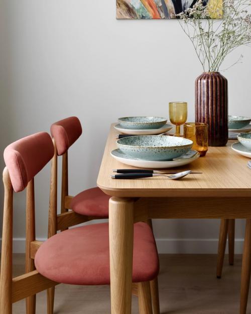 В этой квартире невозможно грустить - сочетание свежего зелёного и солнечного оранжевого задаёт настроение с первых шагов. 07