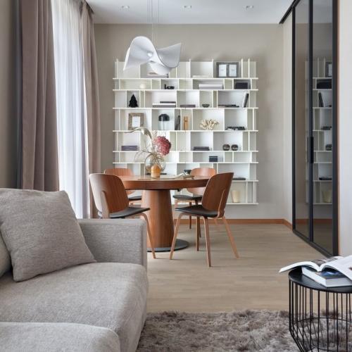 Этот дом словно вдохновлён морем: лаконичный, светлый, функциональный - и в то же время уютный. 05