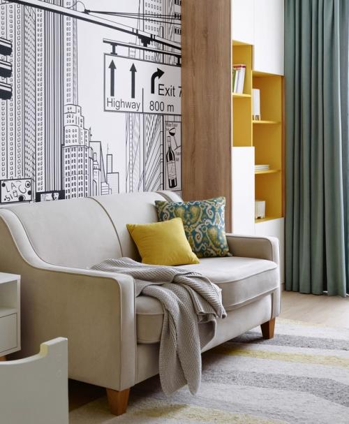 В этой квартире невозможно грустить - сочетание свежего зелёного и солнечного оранжевого задаёт настроение с первых шагов. 01