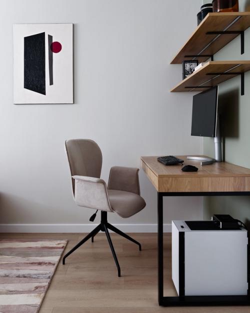 В этой квартире невозможно грустить - сочетание свежего зелёного и солнечного оранжевого задаёт настроение с первых шагов. 02