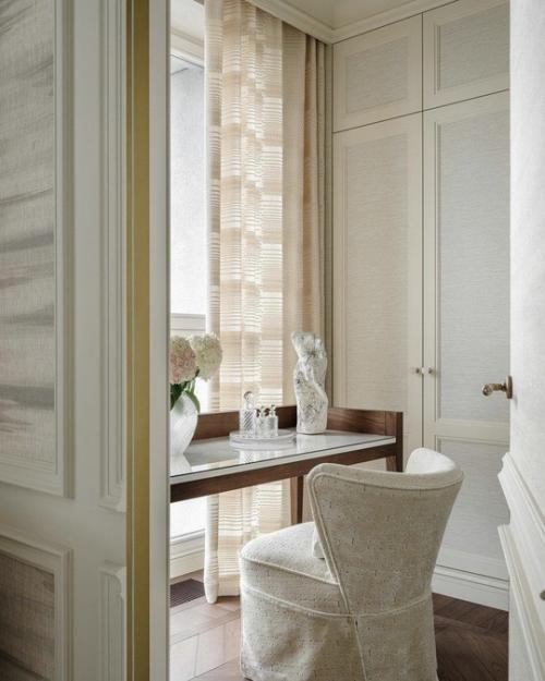 Интерьер глубоко индивидуален и наполнен искусством и акцентными винтажными предметами, которые отражают характеры своих владельцев. 04