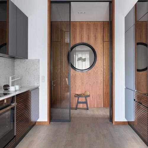 Этот дом словно вдохновлён морем: лаконичный, светлый, функциональный - и в то же время уютный. 02