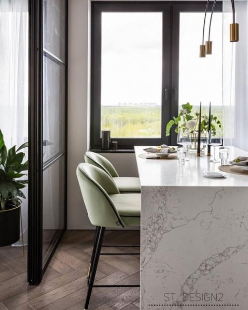 Благодаря правильно выбранным светлым оттенкам и большому окну, кухня смотрится просторно и уютно. 06