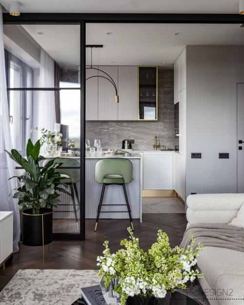 Благодаря правильно выбранным светлым оттенкам и большому окну, кухня смотрится просторно и уютно. 05