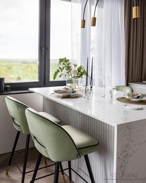 Благодаря правильно выбранным светлым оттенкам и большому окну, кухня смотрится просторно и уютно. 04