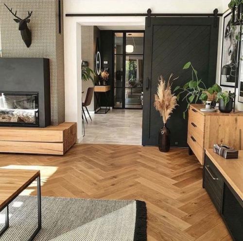 Черный, белый и Дерево. 01