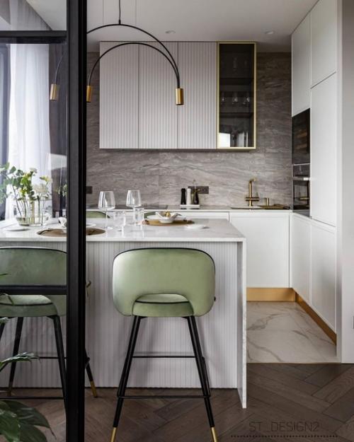 Благодаря правильно выбранным светлым оттенкам и большому окну, кухня смотрится просторно и уютно. 03