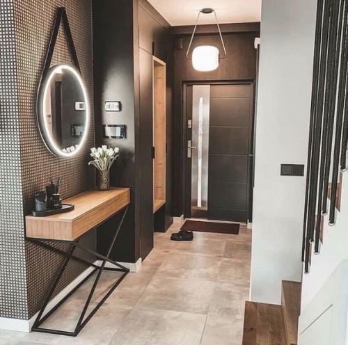 Черный, белый и Дерево.