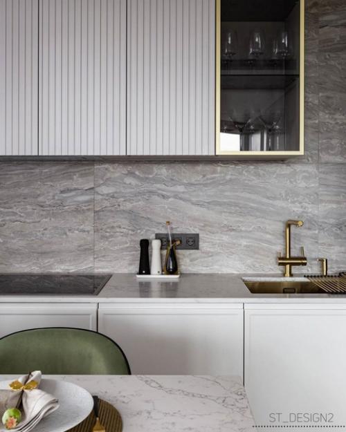 Благодаря правильно выбранным светлым оттенкам и большому окну, кухня смотрится просторно и уютно.