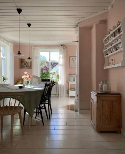 Интересно рассматривать детали, как будто вспоминаешь литературное произведение или кино. 01