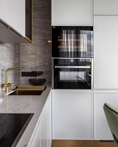 Благодаря правильно выбранным светлым оттенкам и большому окну, кухня смотрится просторно и уютно. 01