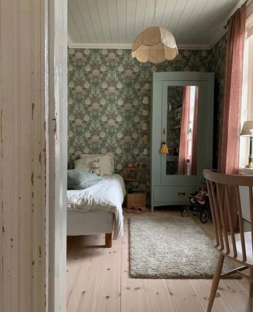 Интересно рассматривать детали, как будто вспоминаешь литературное произведение или кино. 05