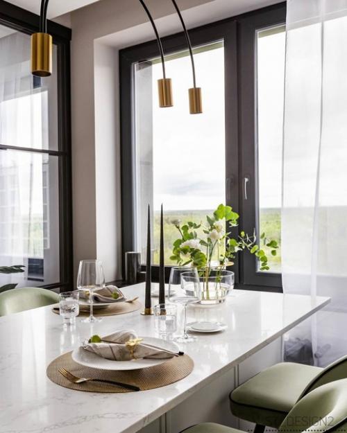 Благодаря правильно выбранным светлым оттенкам и большому окну, кухня смотрится просторно и уютно. 02