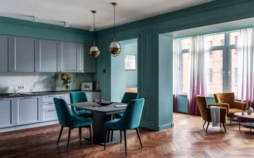 Просторная квартира - студия с насыщенным бирюзовым акцентным цветом, который отлично освежает интерьер. 02