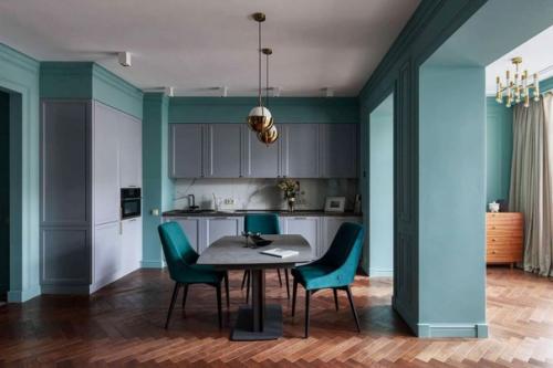 Просторная квартира - студия с насыщенным бирюзовым акцентным цветом, который отлично освежает интерьер. 01