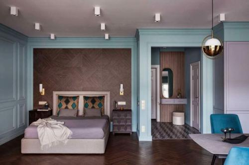 Просторная квартира - студия с насыщенным бирюзовым акцентным цветом, который отлично освежает интерьер. 04