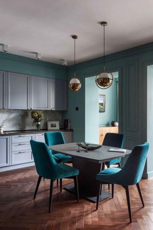 Просторная квартира - студия с насыщенным бирюзовым акцентным цветом, который отлично освежает интерьер. 05