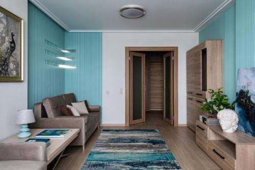 Двухкомнатная квартира с цветными акцентами. 01