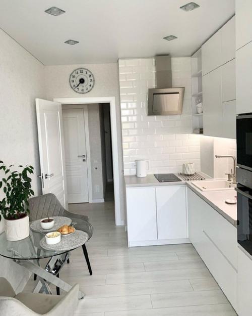 Белоснежная кухня.  Площадь 9 кв.