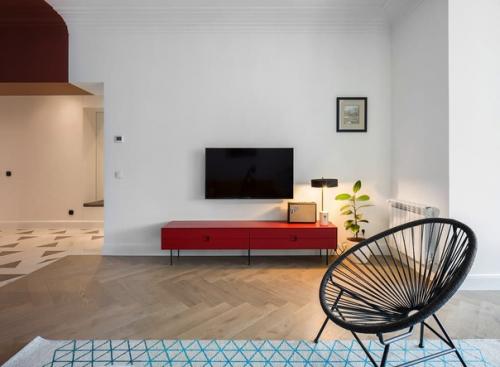 Смелые ценители цветов оценят контраст этого интерьера - красного, желтого и синего. 02