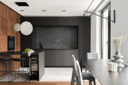 Современная квартира в тёмных тонах выглядит выразительно, стильно и уверенно.  