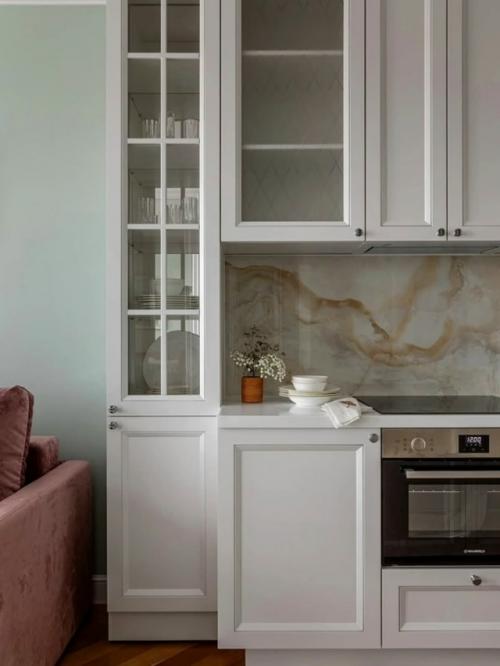 Эта квартира - пример того, как элегантная классика может звучать легко и современно даже на небольшой площади. 01