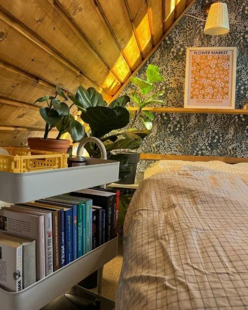 Тёплая и комфортная спальня на мансардном этаже словно создана для уединения и спокойного отдыха. 01