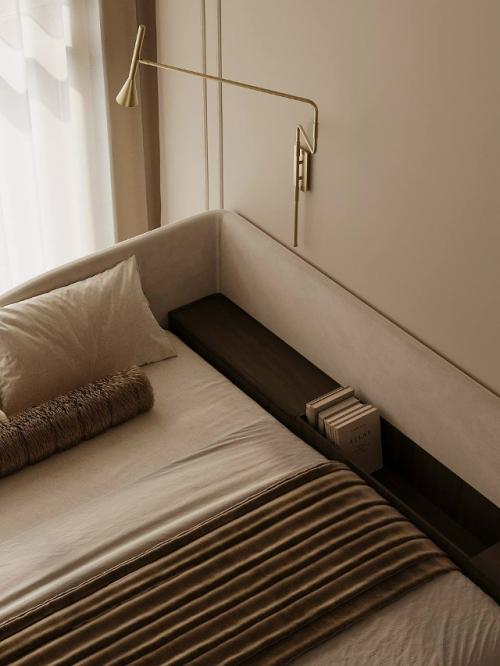 В основе интерьера лежит современный стиль, который дизайнер мягко дополнил классическими и винтажными акцентами. 05