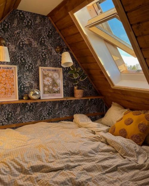 Тёплая и комфортная спальня на мансардном этаже словно создана для уединения и спокойного отдыха. 02