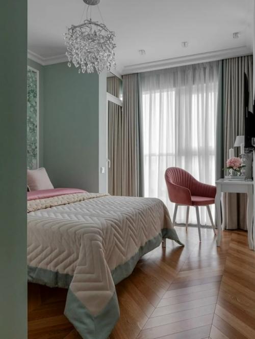 Эта квартира - пример того, как элегантная классика может звучать легко и современно даже на небольшой площади. 05