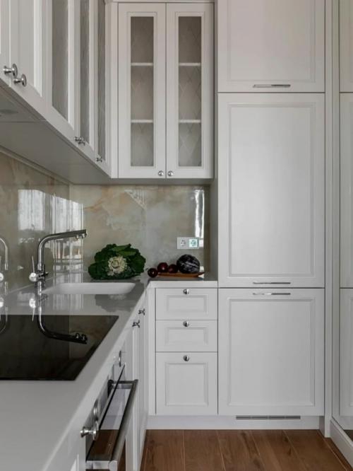 Эта квартира - пример того, как элегантная классика может звучать легко и современно даже на небольшой площади. 03