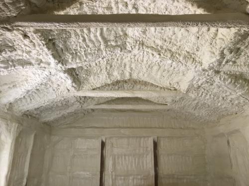 Помещения хозяйственного назначения пенополиуретаном утеплили. 05