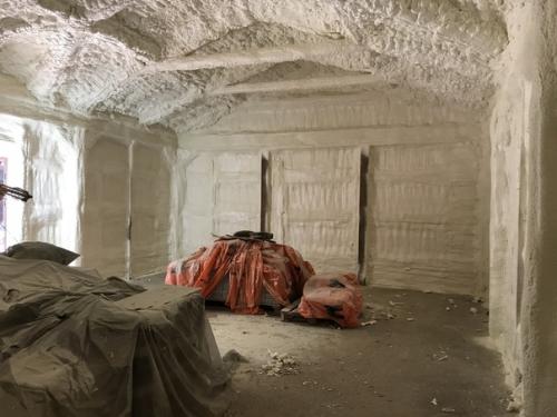 Помещения хозяйственного назначения пенополиуретаном утеплили. 02