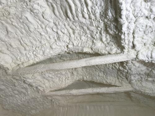 Помещения хозяйственного назначения пенополиуретаном утеплили. 03