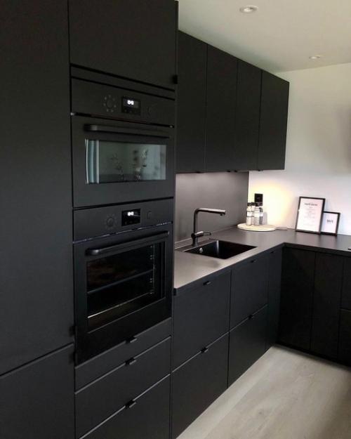 Кухонный минимализм. Для кого-то такой интерьер кухни покажется слишком мрачным. 01