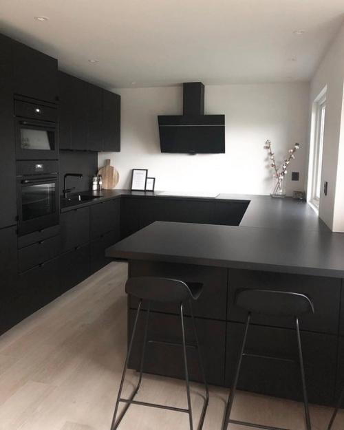 Кухонный минимализм. Для кого-то такой интерьер кухни покажется слишком мрачным.