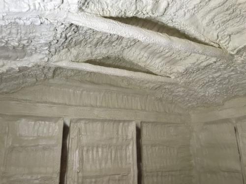 Помещения хозяйственного назначения пенополиуретаном утеплили. 04