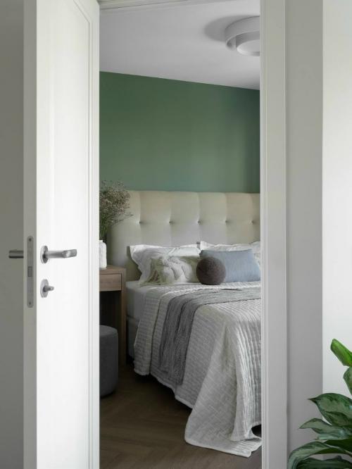 Эта квартира для молодой семьи с ребёнком создаёт ощущение уюта и тепла, несмотря на изначально небольшие комнаты и низкие потолки. 03