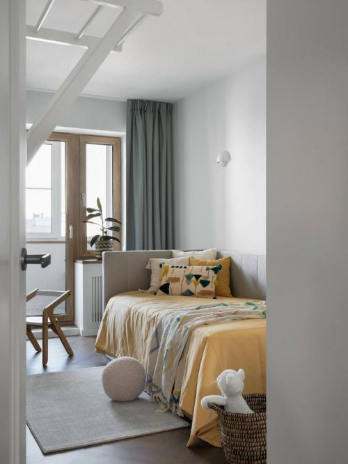 Эта квартира для молодой семьи с ребёнком создаёт ощущение уюта и тепла, несмотря на изначально небольшие комнаты и низкие потолки. 05