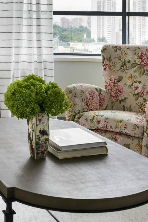 Этот интерьер доказывает, что классика уместна в любых пространствах - даже в современных новостройках. 02