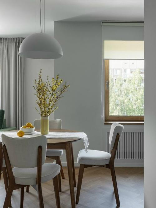 Эта квартира для молодой семьи с ребёнком создаёт ощущение уюта и тепла, несмотря на изначально небольшие комнаты и низкие потолки. 06