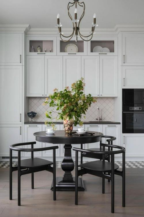 Этот интерьер доказывает, что классика уместна в любых пространствах - даже в современных новостройках. 08