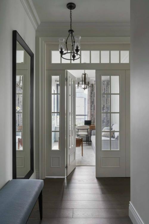 Этот интерьер доказывает, что классика уместна в любых пространствах - даже в современных новостройках. 09