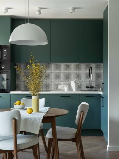 Эта квартира для молодой семьи с ребёнком создаёт ощущение уюта и тепла, несмотря на изначально небольшие комнаты и низкие потолки. 07