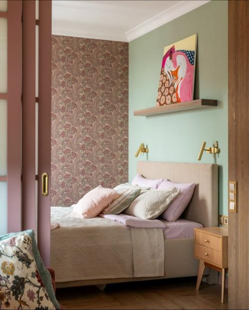 В основе всего интерьера - яркий брусничный холодильник, который стал главным визуальным акцентом и центром притяжения в пространстве. 08